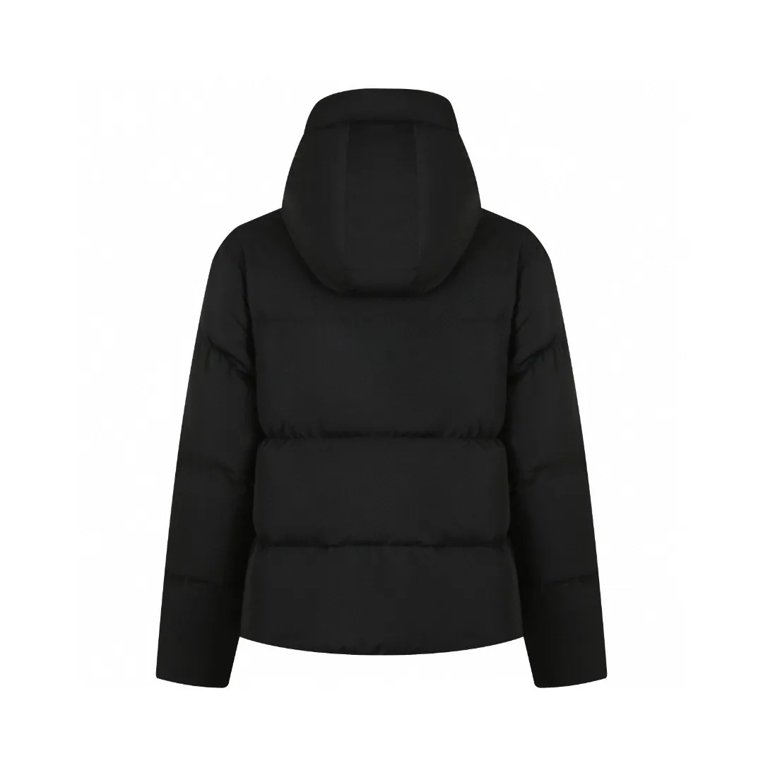 P1010 [Exclusive supply] Canada Goose Black Label Badge Hooded Down Jacket (Black) The high-quality filling is made of 90 national standard high-quality white duck down, selected high-loft velvet, weighing 240g, light and warm, with excellent temperature locking performance and good resilience. The fabric is woven with 400T high-count yarn. After special water-repellent treatment, the surface forms a lotus leaf effect - raindrops will slide down like beads, and snow particles will fall off when touched. The tear resistance reaches 200N (approximately 20kg load-bearing), the light gray matte texture breaks the stereotype of "outdoor clothing = hardcore", and the soft luster presents a high-end matte effect under urban neon lights, seamlessly switching scenes from ski resorts to CBD office buildings. The ribbon is woven with polyester as the base, and the brand letters are decorated on the ribbon through high-precision computer embroidery. The edges of the pattern are clear, the stitches are fine and even, and multiple layers of embroidery thread are stacked to enhance the three-dimensional effect. Precision thread reinforcement prevents linting and ensures the fluffy and resilient elasticity lasts as new. The embedded cuffs are three-dimensionally woven to form a "wavy" elastic structure, which forms natural folds when fitting the wrist, increasing the contact area with the skin, thus improving the windproof effect. At the same time, micro-velvet treatment is added to the inside of the cuffs, which feels like a second layer of skin and avoids friction on the skin from metal zippers or hard fabrics. Size:S-M-L-XL